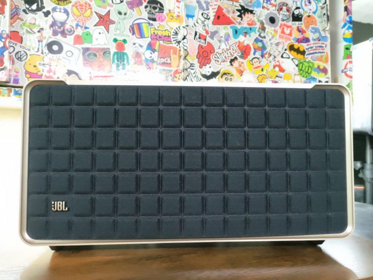 Präsentation des JBL Authentics 500 auf einem Tisch