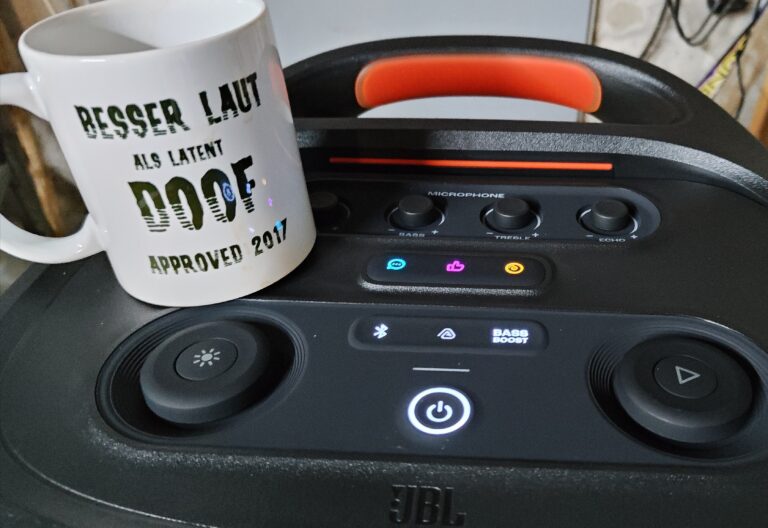 Bedienfeld der JBL PartyBox 720 mit Lautstärke- und Lichtsteuerung