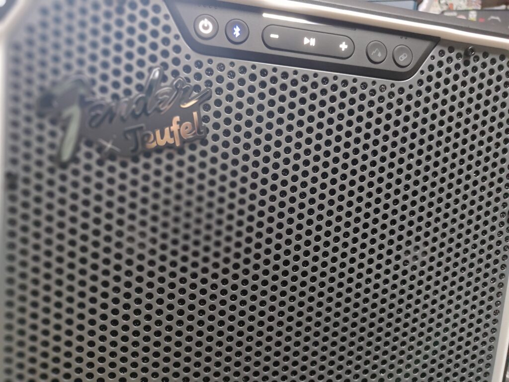 Fender x Teufel ROCKSTER NEO mit silbernem Frontgitter und Fender-Branding