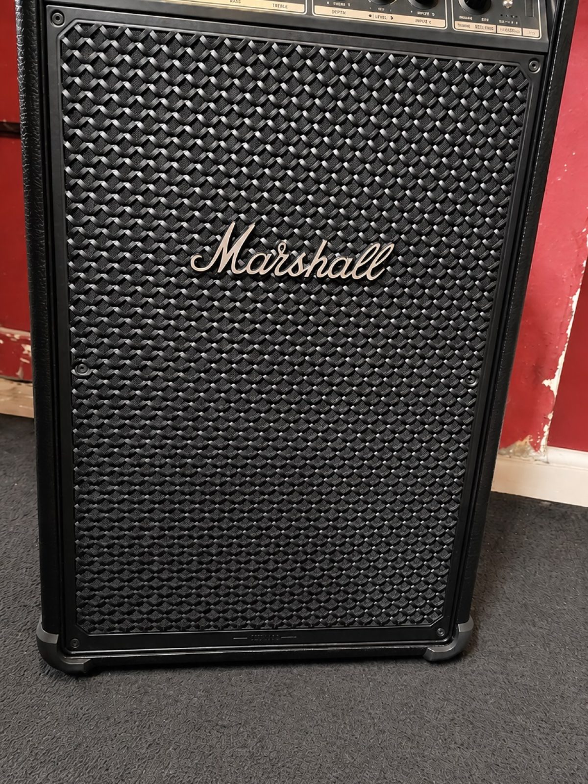 Frontansicht des Marshall Bromley 750 mit Bedienfeld und Lautsprechergitter