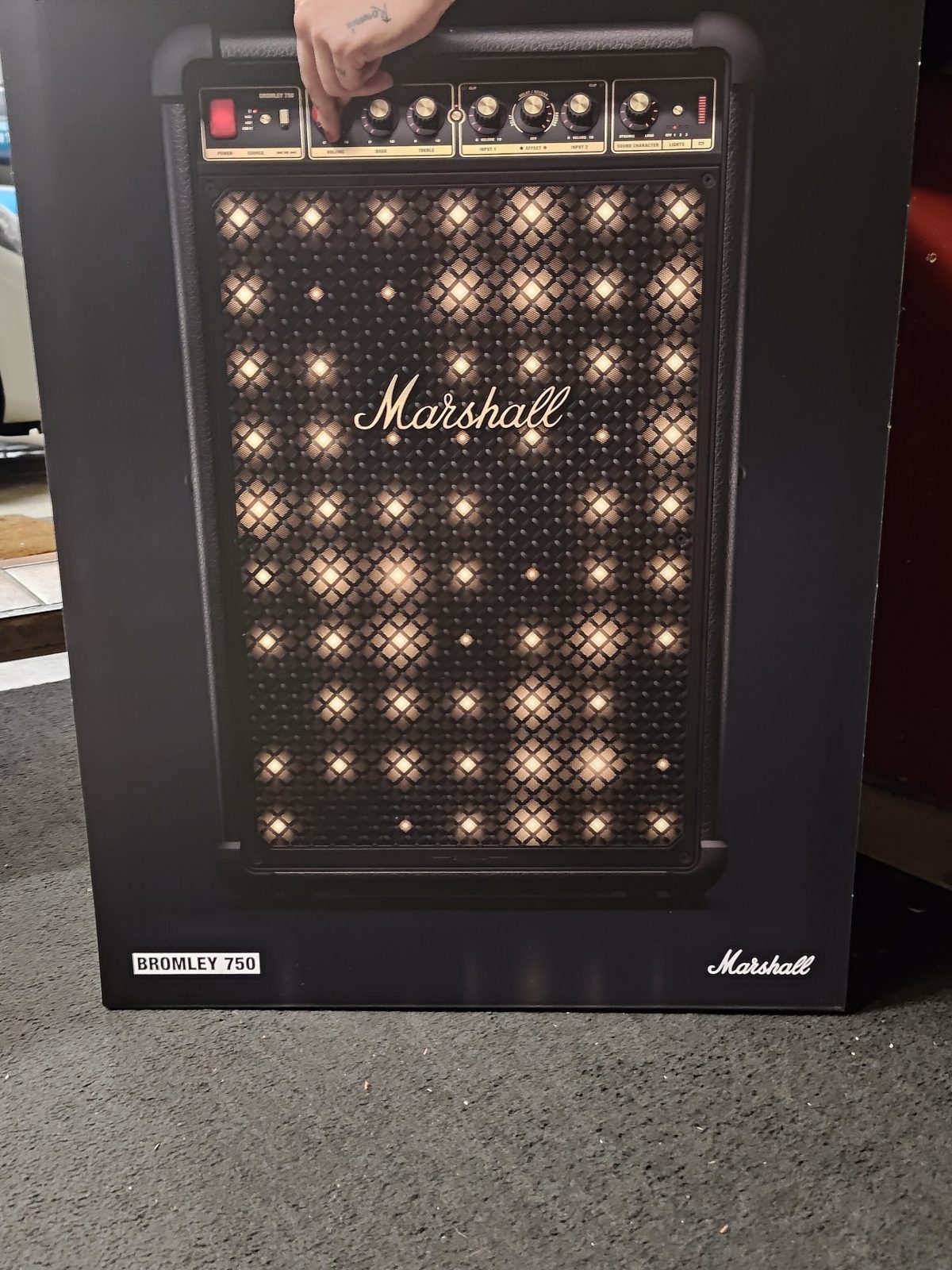 Verpackung des Marshall Bromley 750 mit beleuchteter Front