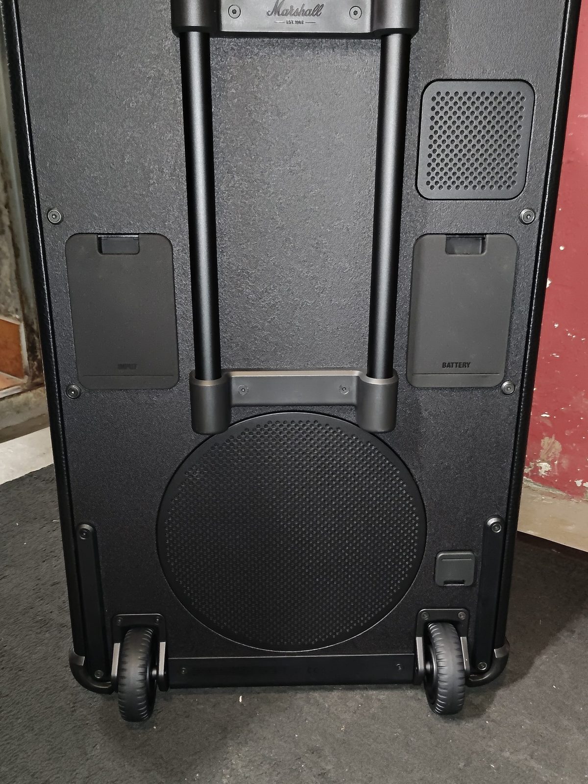 Rückseite des Marshall Bromley 750 mit Trolleygriff und Rollen