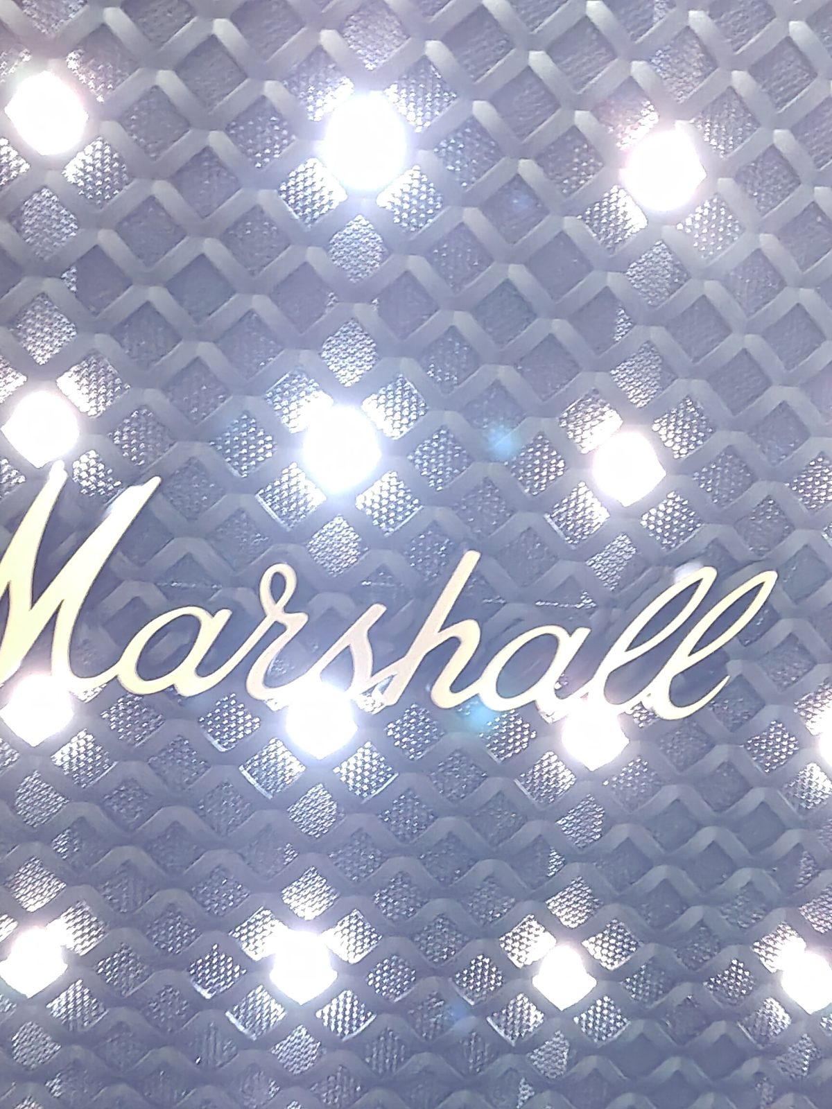 Beleuchteter Marshall Bromley 750 mit Lars-Test-Cap im Blog-Room