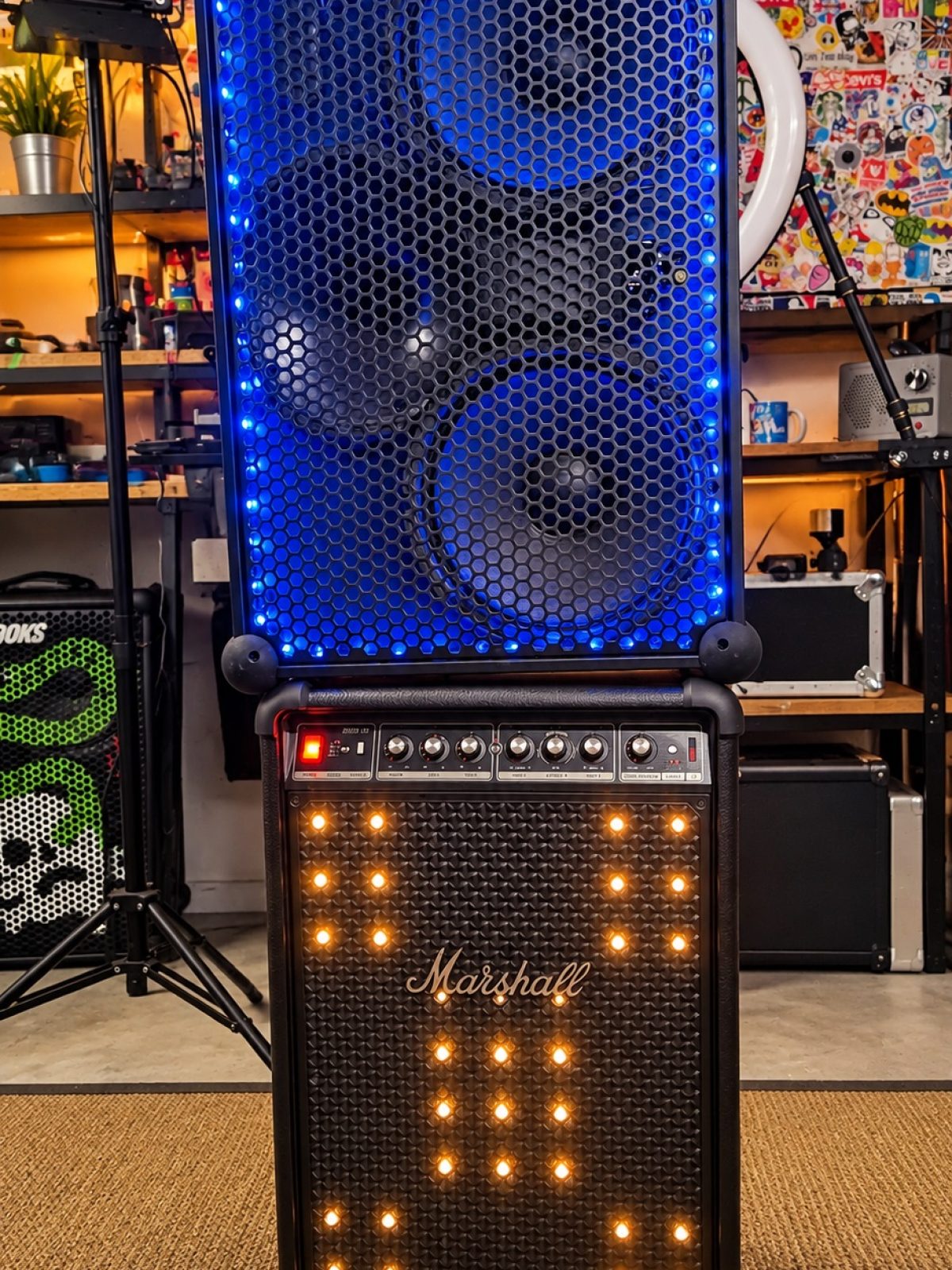 SOUNDBOKS 4 auf einem Marshall Bromley 750 im Größenvergleich